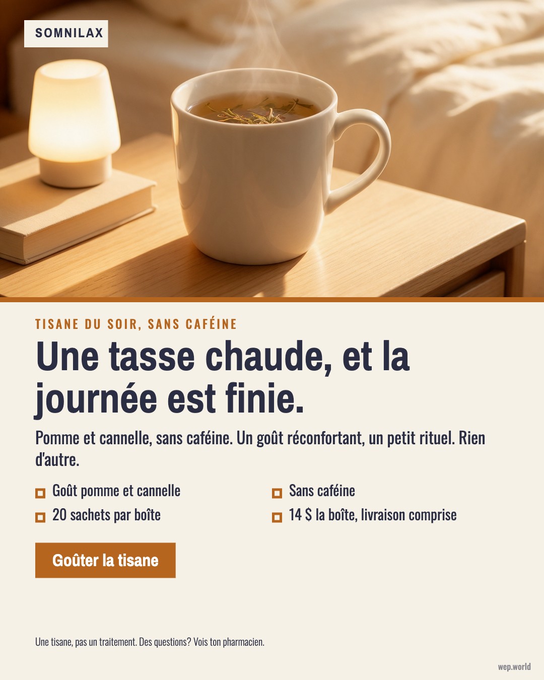 La même publicité fictive, réparée (Somnilax, marque inventée) : « Une tasse chaude, et la journée est finie. » Une tasse de tisane fumante posée sur une table de chevet en bois, sous la lumière chaude d'une lampe, le soir.